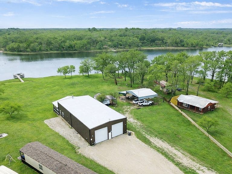 Listing photo 3