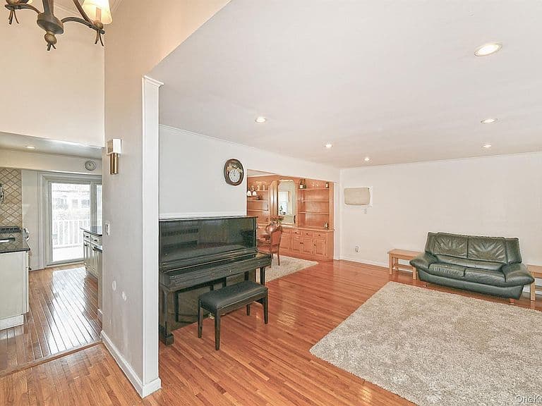 Listing photo 3