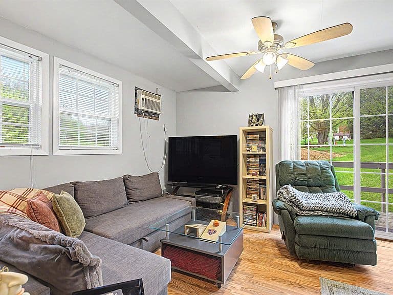 Listing photo 5
