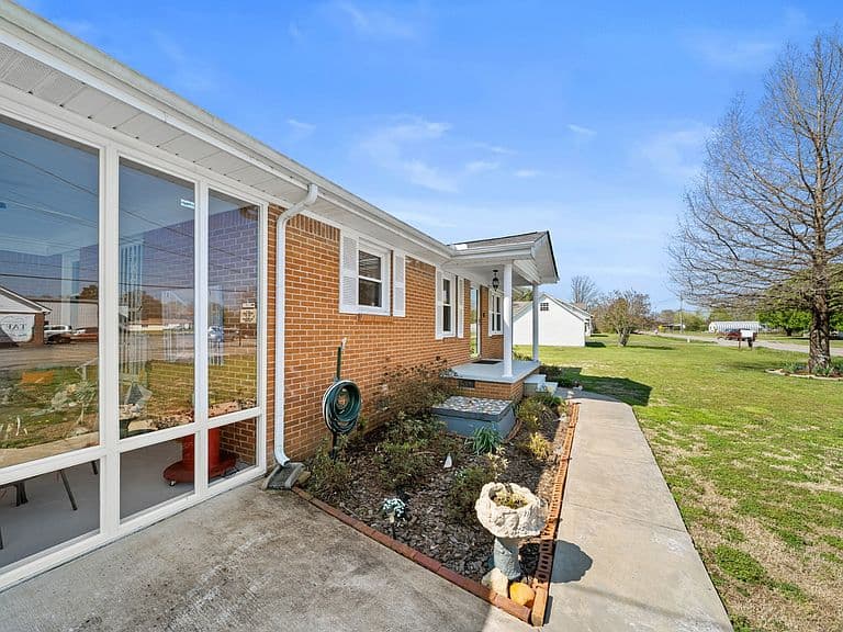 Listing photo 4