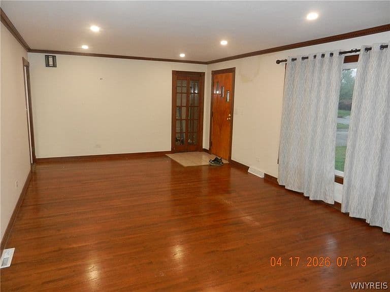 Listing photo 5