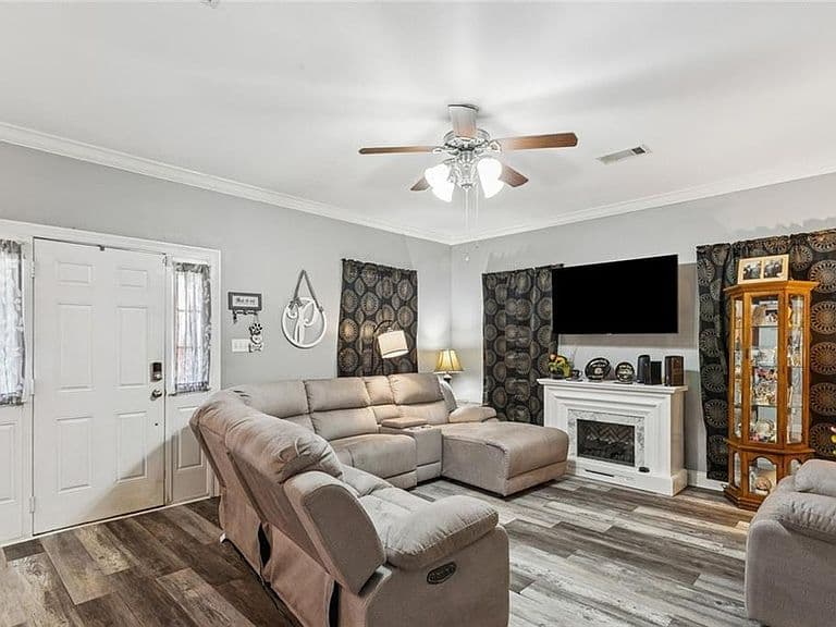 Listing photo 3
