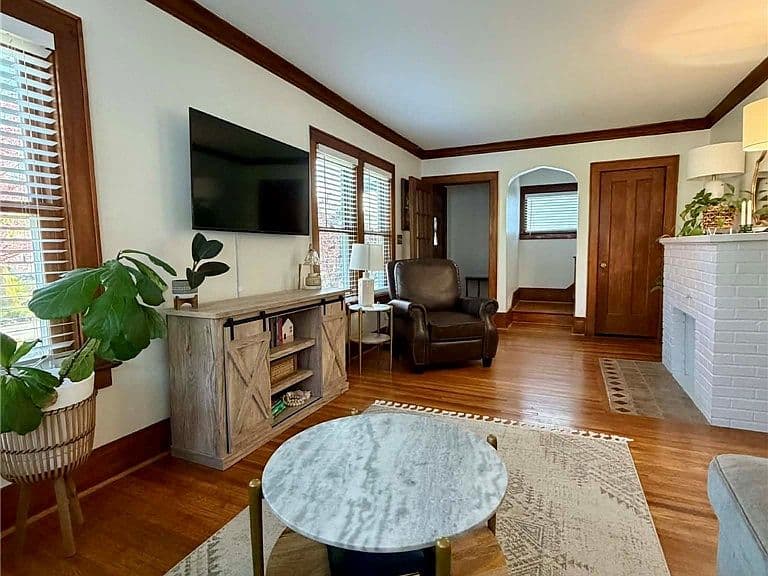 Listing photo 2