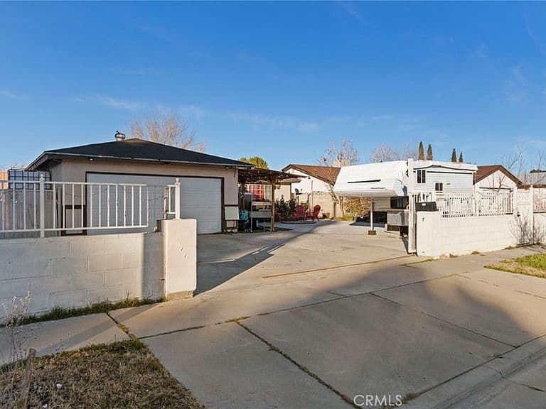 Listing photo 2