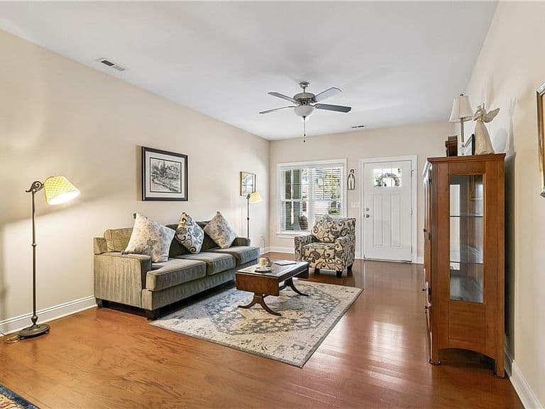 Listing photo 5