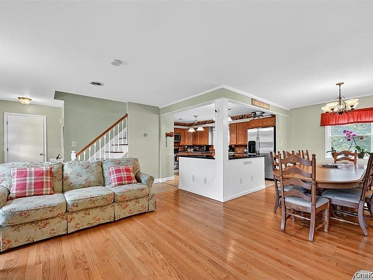 Listing photo 5