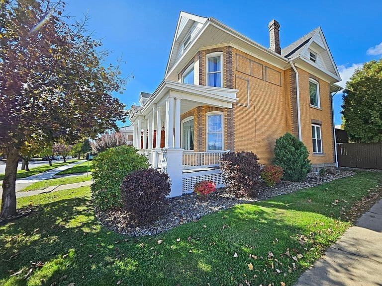 Listing photo 2