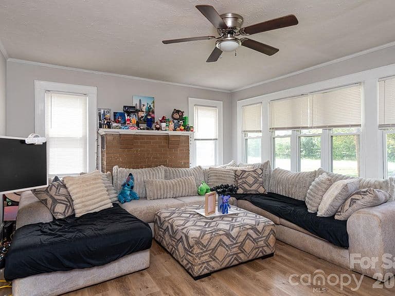 Listing photo 5