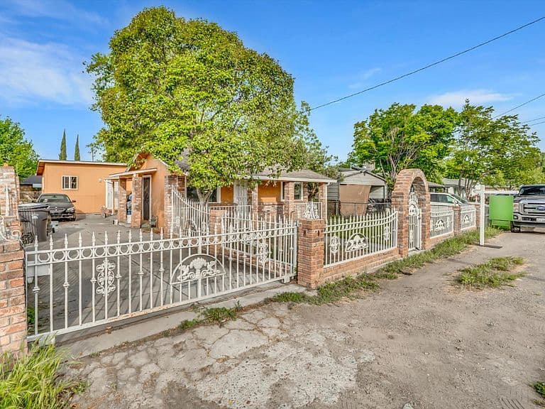 Listing photo 3