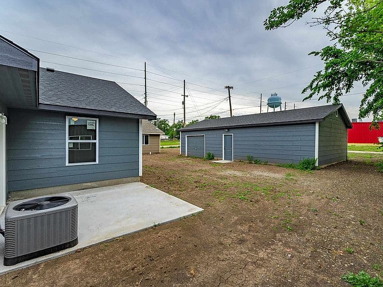 Listing photo 2