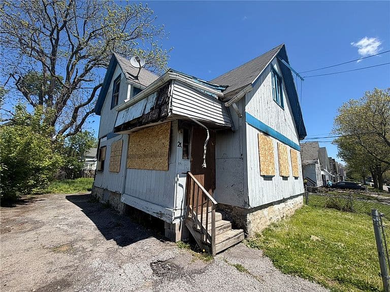 Listing photo 2