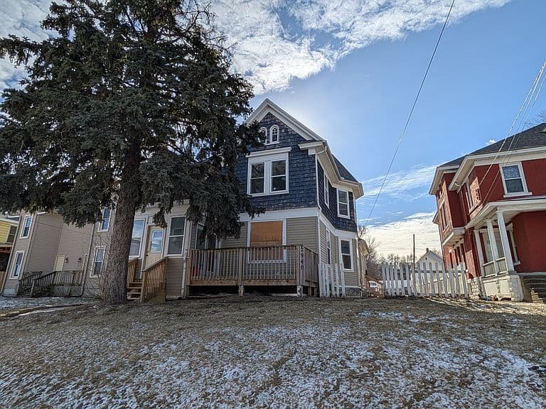 Listing photo 2