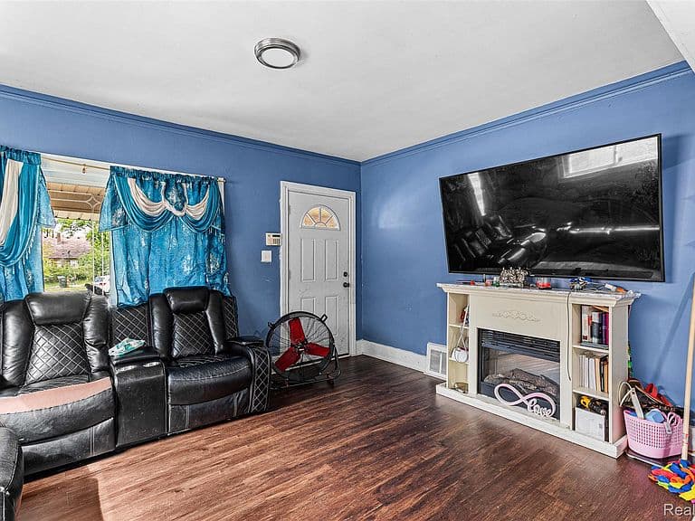 Listing photo 4