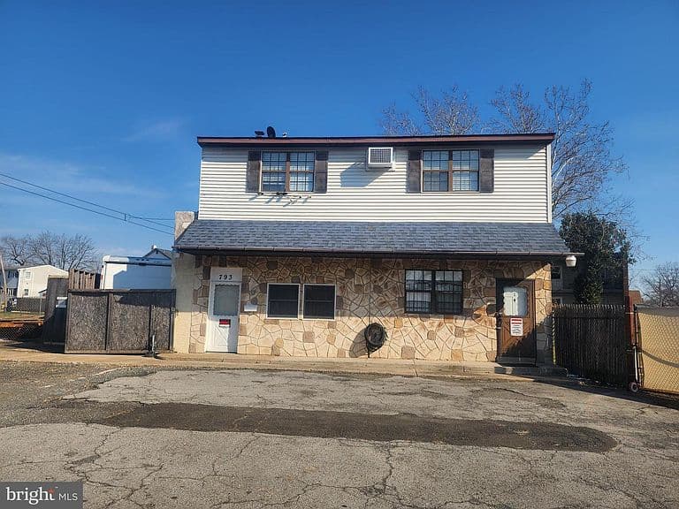 Listing photo 2