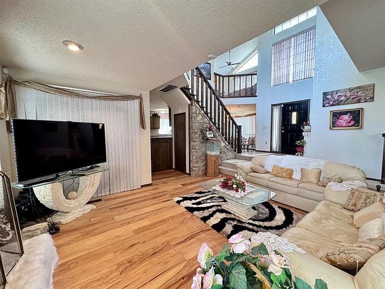 Listing photo 3