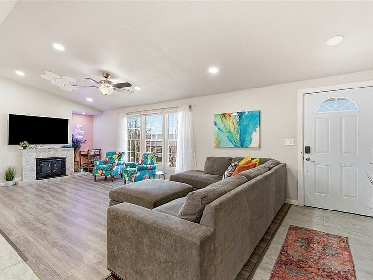 Listing photo 3