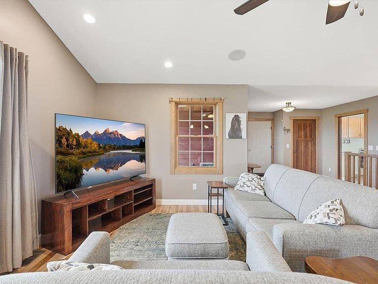Listing photo 5
