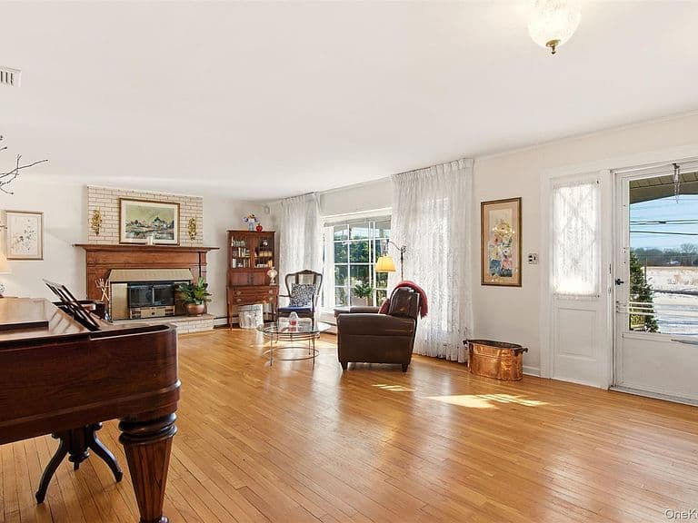 Listing photo 5