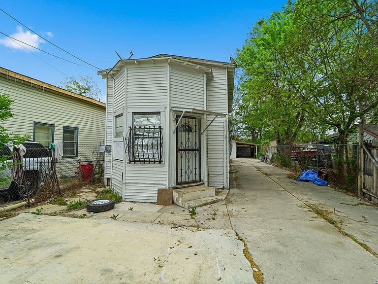 Listing photo 3