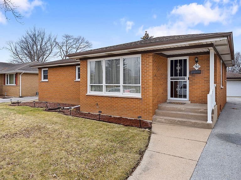 Listing photo 2