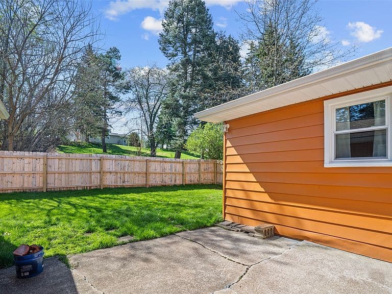 Listing photo 4