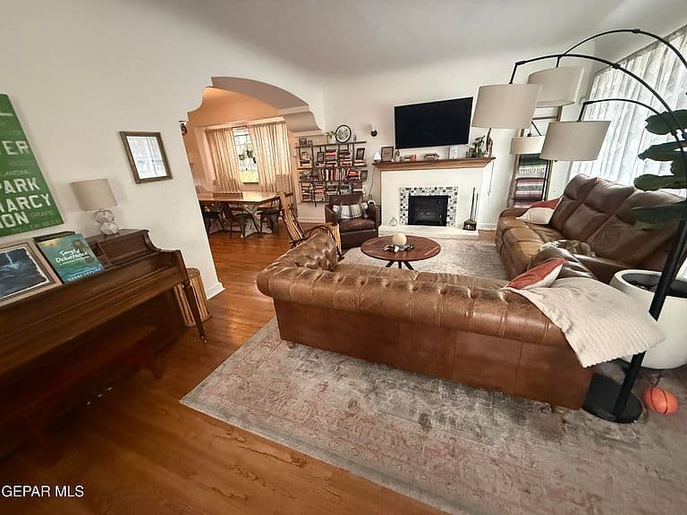 Listing photo 2