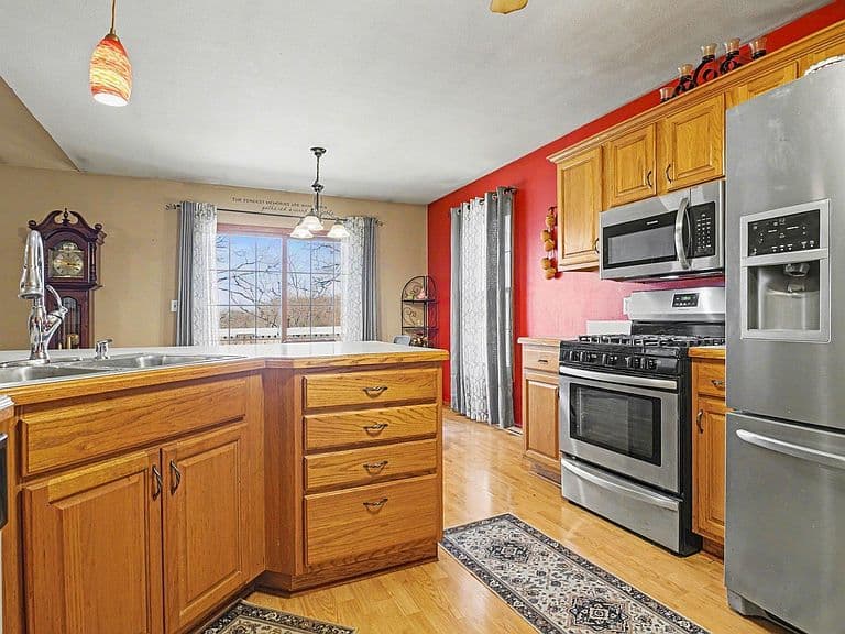 Listing photo 2
