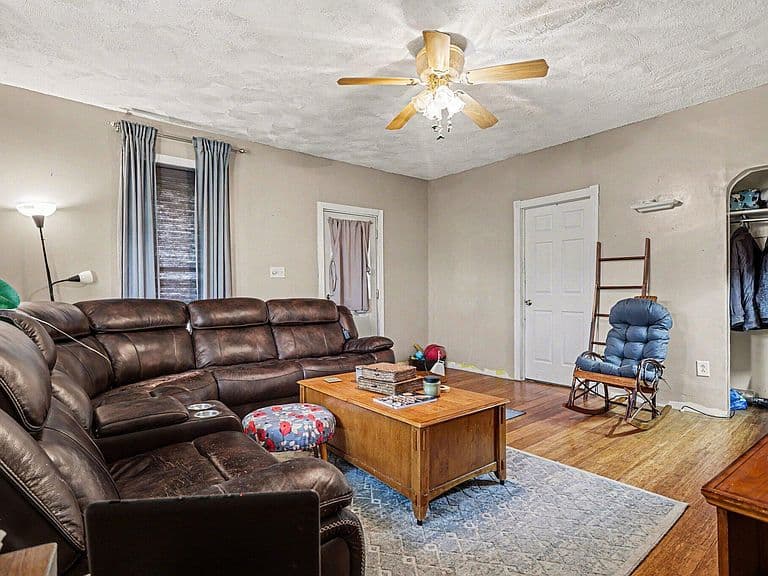 Listing photo 5