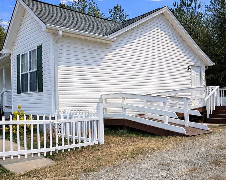 Listing photo 3
