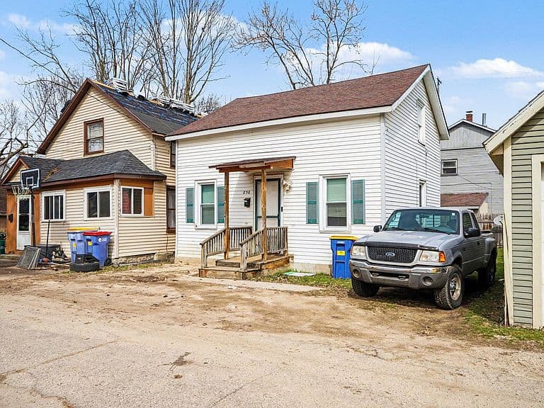 Listing photo 2