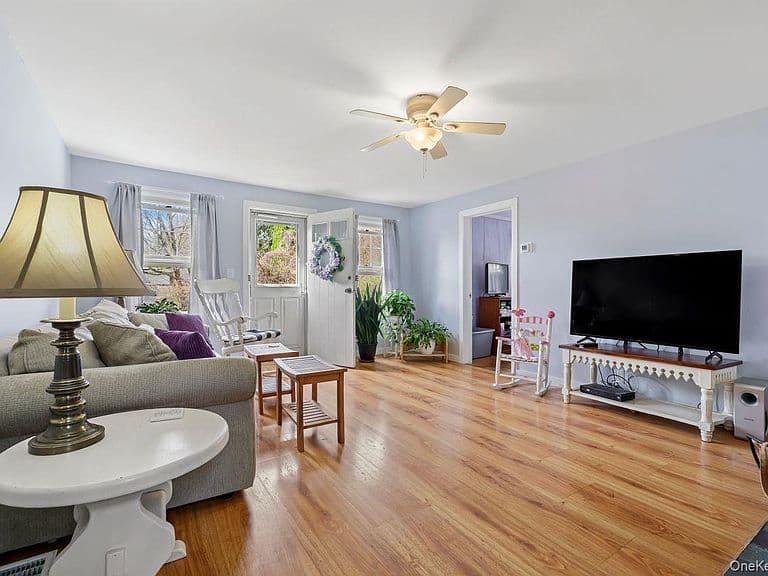 Listing photo 4