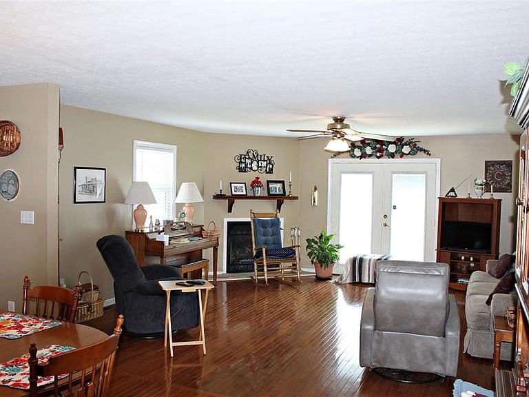 Listing photo 4