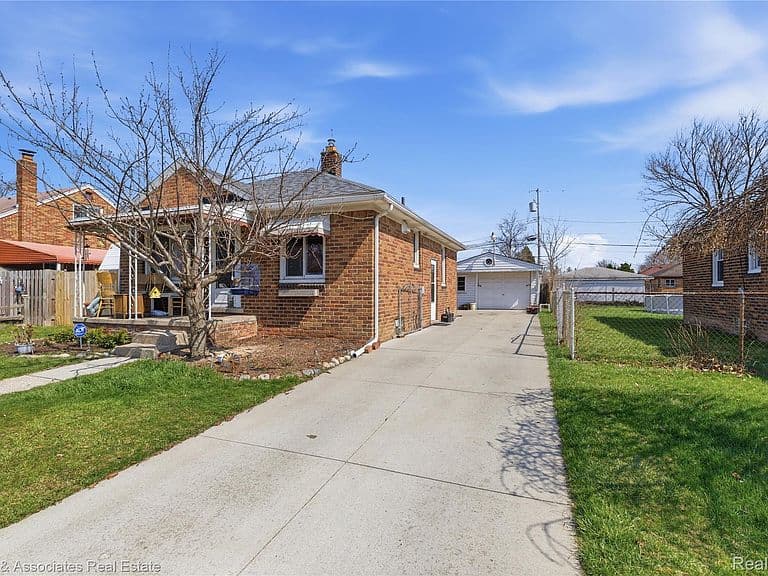 Listing photo 3