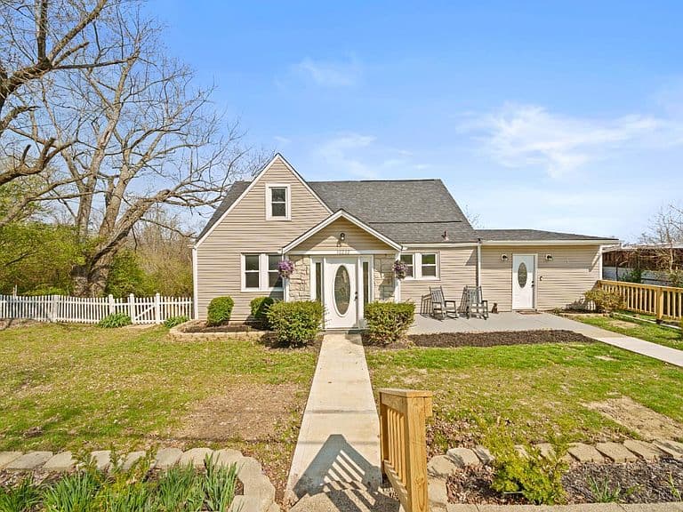 Listing photo 2
