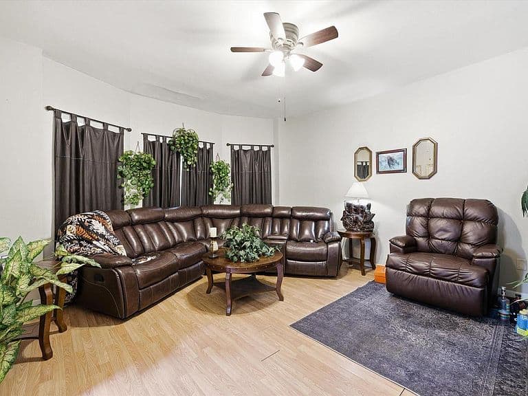 Listing photo 5