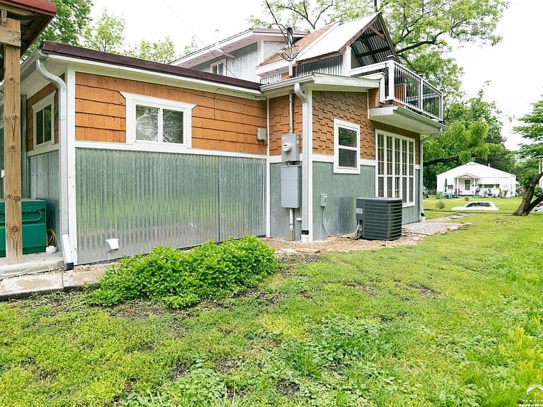 Listing photo 2