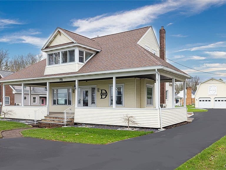 Listing photo 2