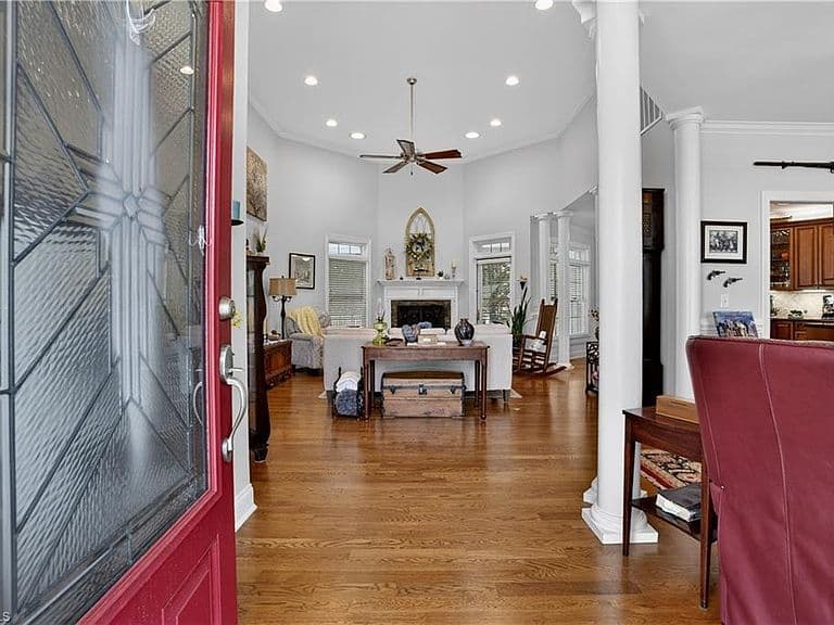 Listing photo 2