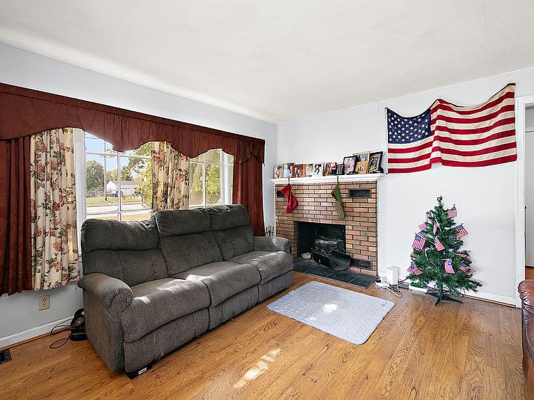 Listing photo 3