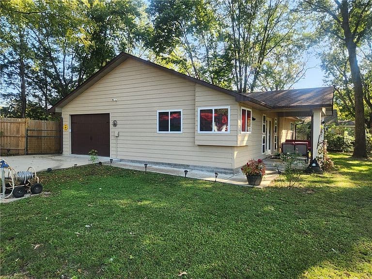 Listing photo 2