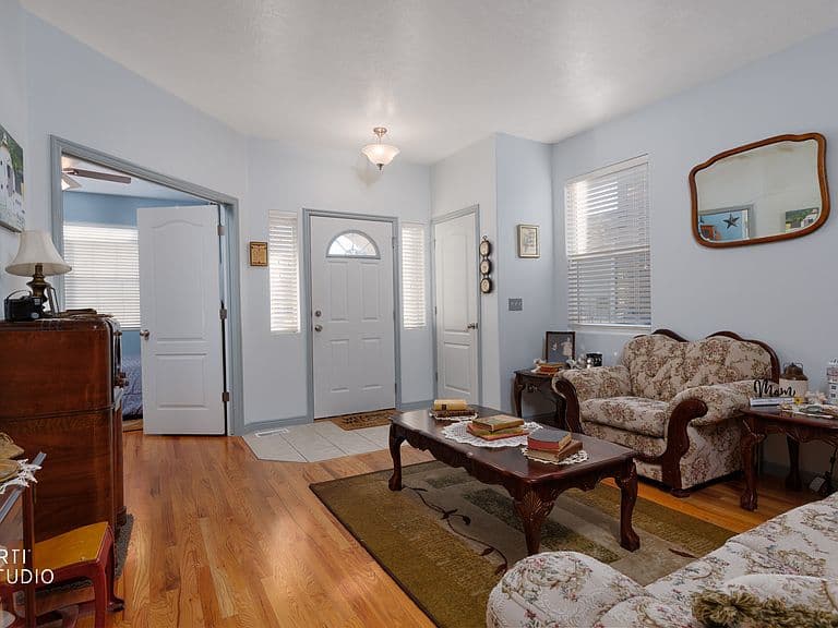 Listing photo 3