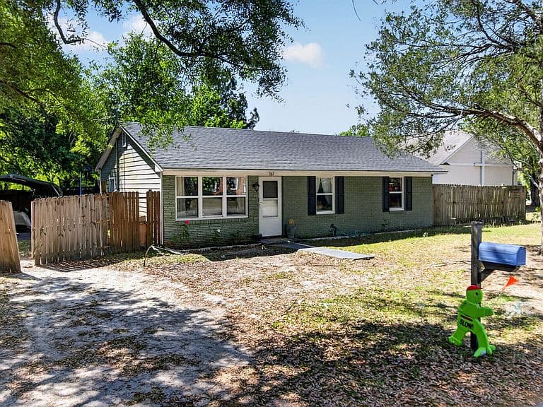 Listing photo 3