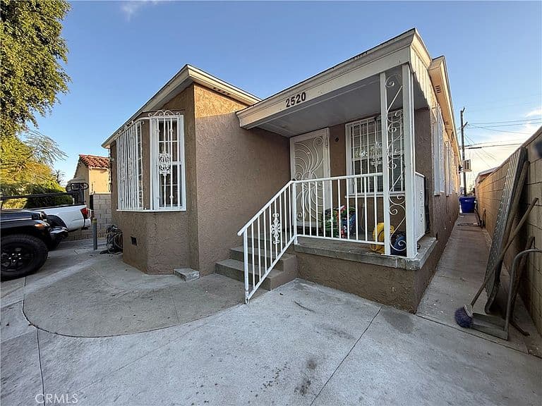 Listing photo 2