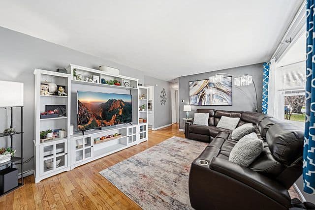 Listing photo 3