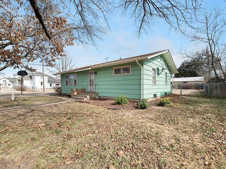 Listing photo 3