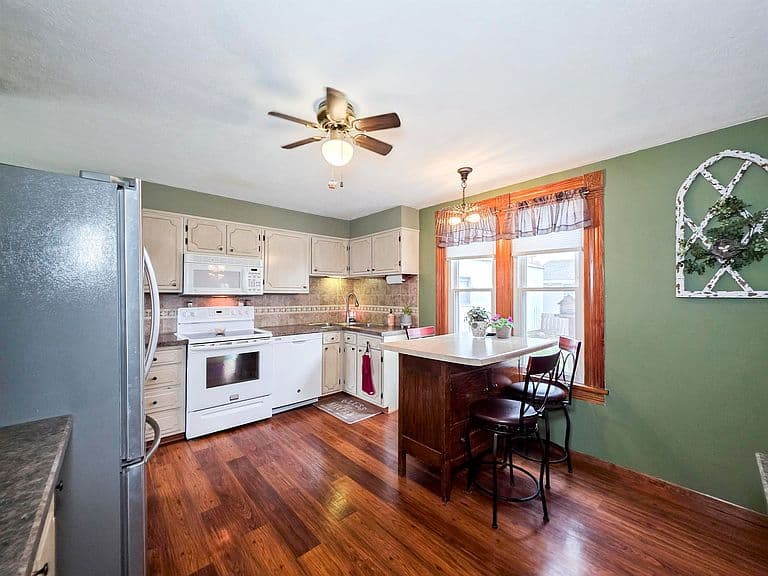 Listing photo 3