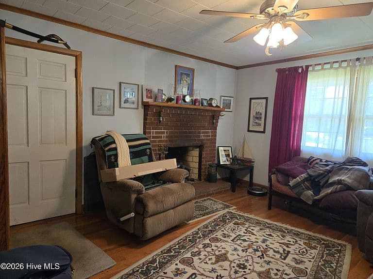 Listing photo 3
