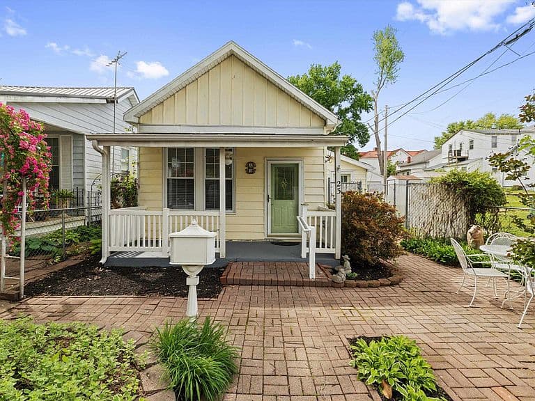Listing photo 2