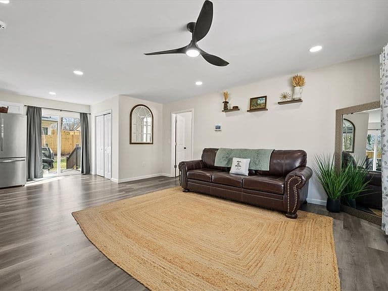 Listing photo 2