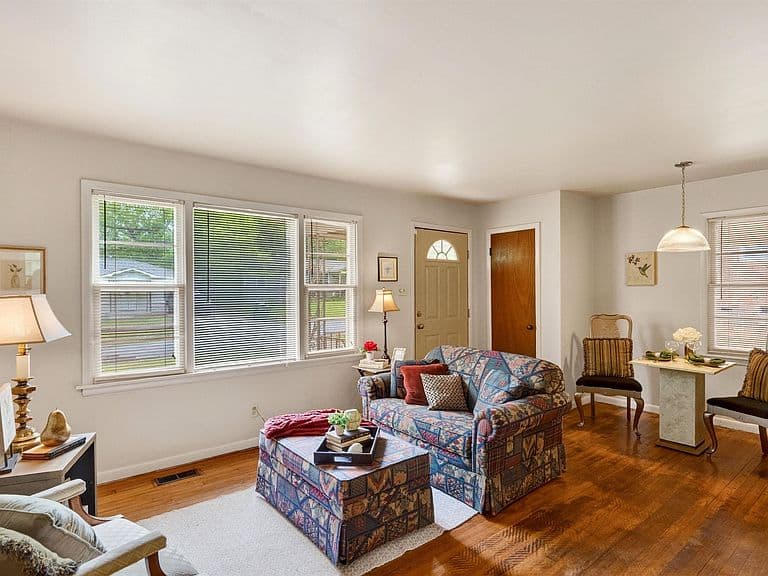 Listing photo 4